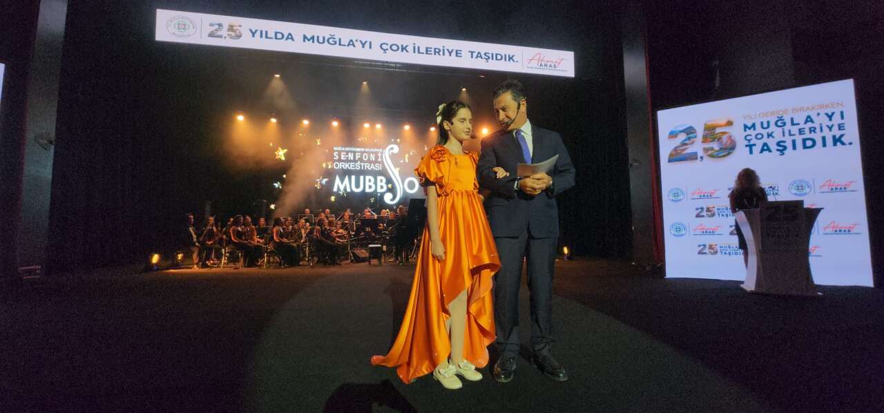Muğla’da Sahne 12 Yaşındaki Görme Engelli Besteci İpek Nisa Göker’e Emanet 3